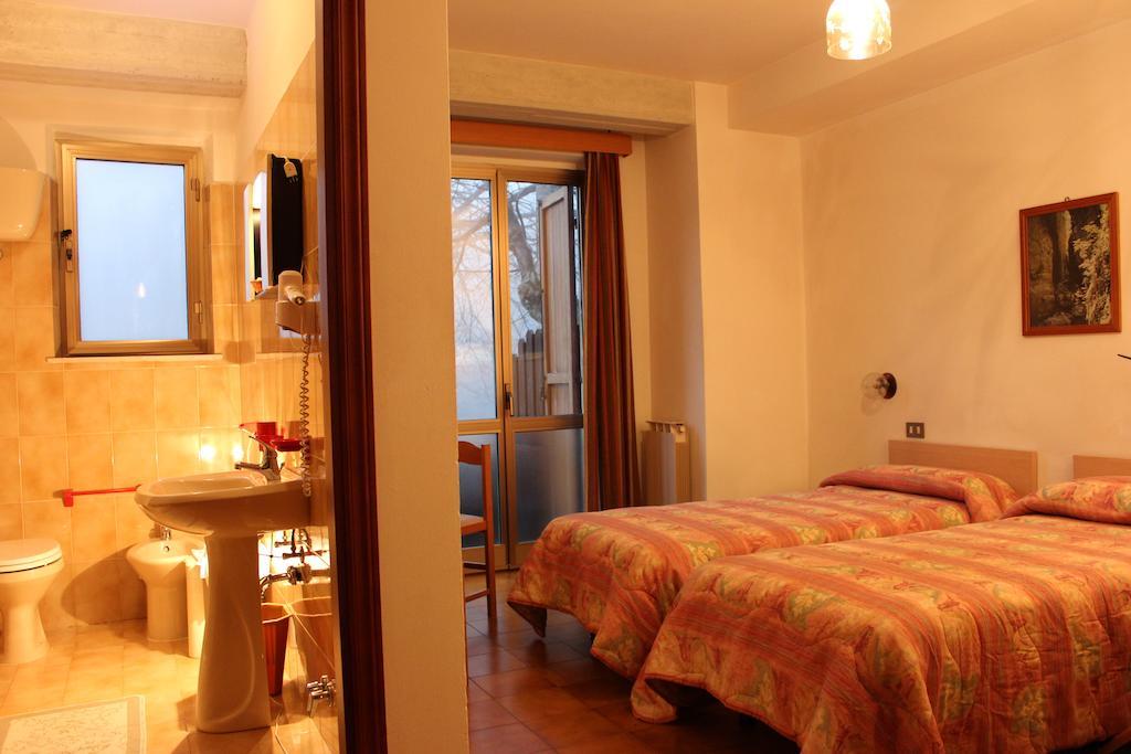Albergo Ristorante Montecucco Da Tobia Sigillo Cameră foto